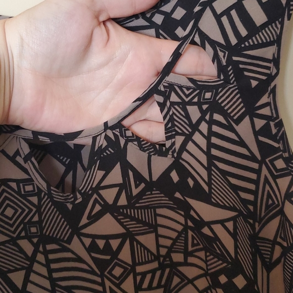 ⛱3/$20 Kismet Sleeveless Printed Top - Picture 4 of 6